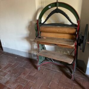 CALANDRA IN FERRO SU RUOTE