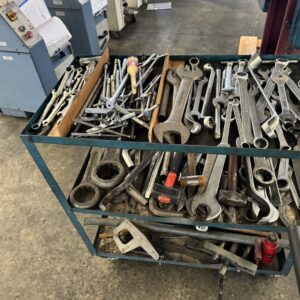 CARRELLO AZZURRO CON SERIE DI CHIAVI